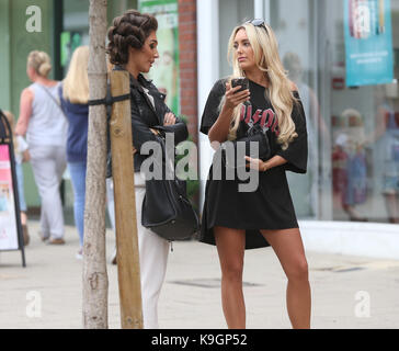 Stelle dello show televisivo "l'unico modo è essex' (towie) scene di film per la mostra su botesdale high street con: ambra turner, megan mckenna dove: botesdale, essex, Regno Unito quando: 23 ago 2017 credit: wenn.com Foto Stock