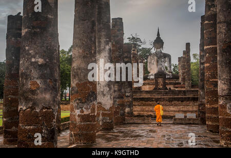 Monaco in preghiera, a Wat Mahathat, Sukhothai Historical Park, Sukhothai, Thailandia Foto Stock