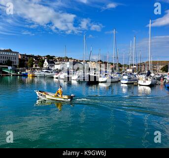 Un pescatore locale lasciando Weymouth Harbour in un piccolo motoscafo Dorset Regno Unito Foto Stock