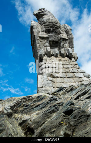 In cima al Passo del Sempione è gigante di pietra eagle monumento eretto durante la Seconda Guerra Mondiale la Brigata Gebirgs II o xi brigata di montagna. Foto Stock