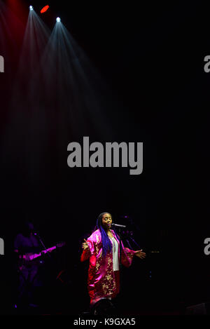 Il cantante lalah hathaway performing live in concerto durante mary j. blige's "strenght di una donna tour' al fillmore miami beach a Jackie Gleason theaterin miami beach, Florida. dotato di: lalah hathaway dove: Miami Beach, Florida, Stati Uniti quando: 22 ago 2017 credit: johnny louis/wenn.com Foto Stock