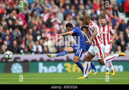 Chelsea pedro punteggi al suo fianco il secondo obiettivo del gioco durante il match di premier league a bet365 stadium, Stoke-on-Trent. Foto Stock