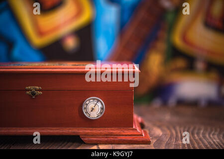 Il lusso di legno humidor per storage di sigari. Foto Stock