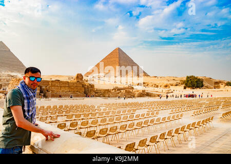 Guardando le sedie vicino la piramide del Cairo in Egitto Foto Stock