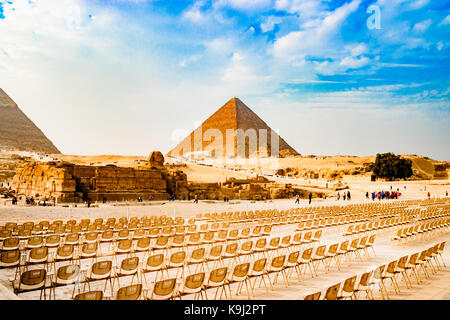 Sedie vicino la piramide del Cairo in Egitto Foto Stock