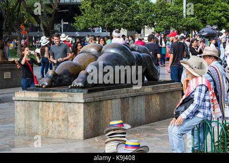 Mujer con espejo scultura, Botero Plaza, Medellin, Colombia Foto Stock