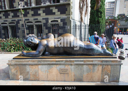 Mujer con espejo scultura, Botero Plaza, Medellin, Colombia Foto Stock