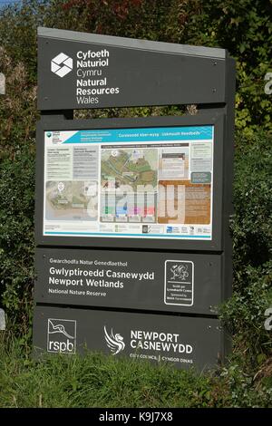 Visitatore informazioni turistiche firmare all'ingresso della Zone Umide riserva naturale vicino la città di Newport South Wales GB UK 2016 Foto Stock