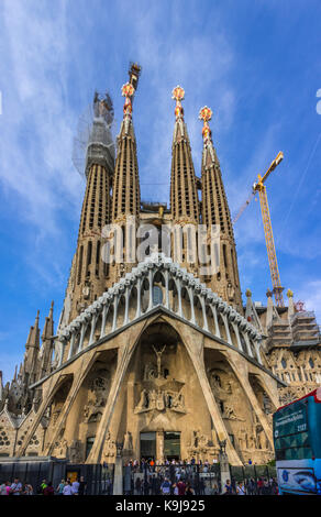 Barcellona, Spagna. settembre 2017:verticale panorama della sagrada familia chiesa cattolica, opera dell'architetto Antonio Gaudì a Barcellona, in Catalogna. Foto Stock