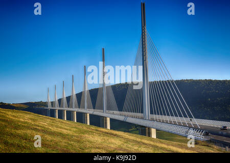 Millau, Francia - 21 agosto 2016: il viadotto di Millau è il ponte più alto al mondo con uno del montante di vertice a 343 metri al di sopra della base della str Foto Stock