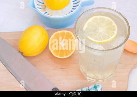 La limonata in vetro con limone fresco Foto Stock