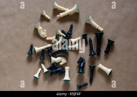 I pezzi sparsi in maniera casuale su un sfondo marrone giacenti sui loro lati. Foto Stock