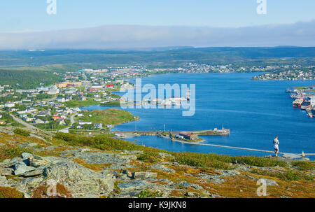 Turista maschile guardando il panorama di Sant'Antonio e la costa circostante da Daredevil Hill, Grande Penisola del Nord, Terranova, Canada Foto Stock