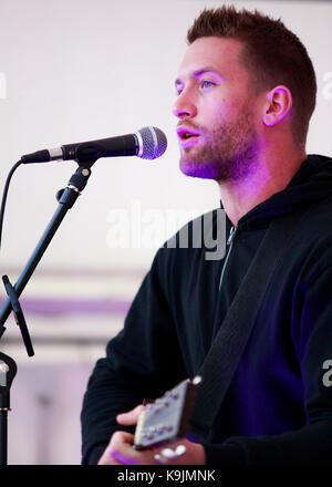 Matt Lino il fattore X, cantautore, Performing Live © Clarissa Debenham / Alamy Foto Stock