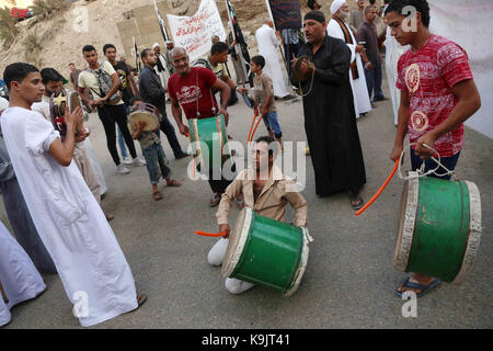 Cairo, Egitto. 22 settembre 2017. I musulmani sufi egiziani praticano Zikr ritualizzato (invocazione) per celebrare il nuovo Hijri Islamico 1439 di fronte alla moschea di al-Hussein nel distretto di al-Azhar nel vecchio Cairo islamico, Egitto, il 22 settembre 2017 Credit: AMR Sayed/APA Images/ZUMA Wire/Alamy Live News Foto Stock