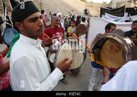 Cairo, Egitto. 22 settembre 2017. I musulmani sufi egiziani praticano Zikr ritualizzato (invocazione) per celebrare il nuovo Hijri Islamico 1439 di fronte alla moschea di al-Hussein nel distretto di al-Azhar nel vecchio Cairo islamico, Egitto, il 22 settembre 2017 Credit: AMR Sayed/APA Images/ZUMA Wire/Alamy Live News Foto Stock