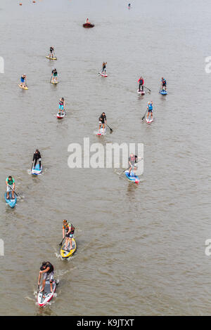 Putney Londra, Regno Unito. 23 Sep, 2017. Putney Canoa Club prendere parte in una racchetta gara di imbarco sul Fiume Tamigi in una calda giornata d'autunno.rematori remato 20 km da Putney a Westminster e indietro. Credito: amer ghazzal/Alamy Live News Foto Stock