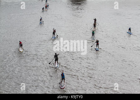 Putney Londra, Regno Unito. 23 Sep, 2017. Putney Canoa Club prendere parte in una racchetta gara di imbarco sul Fiume Tamigi in una calda giornata d'autunno.rematori remato 20 km da Putney a Westminster e indietro. Credito: amer ghazzal/Alamy Live News Foto Stock