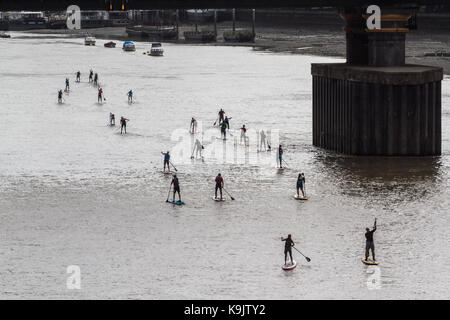 Putney Londra, Regno Unito. 23 Sep, 2017. Putney Canoa Club prendere parte in una racchetta gara di imbarco sul Fiume Tamigi in una calda giornata d'autunno.rematori remato 20 km da Putney a Westminster e indietro. Credito: amer ghazzal/Alamy Live News Foto Stock