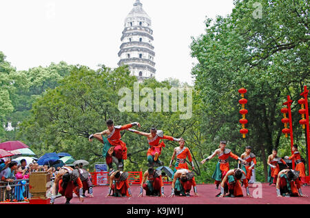 Suzhou, cinese della provincia di Jiangsu. 23 Sep, 2017. ballerini eseguono a un tempio fair in montagna huqiu punto panoramico a Suzhou, est cinese della provincia di Jiangsu, sept. 23, 2017. Credito: zhu guigen/xinhua/alamy live news Foto Stock