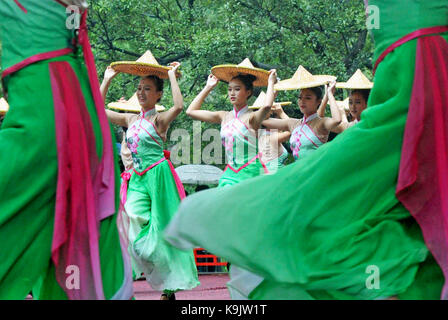 Suzhou, cinese della provincia di Jiangsu. 23 Sep, 2017. ballerini eseguono a un tempio fair in montagna huqiu punto panoramico a Suzhou, est cinese della provincia di Jiangsu, sept. 23, 2017. Credito: appendere xingwei/xinhua/alamy live news Foto Stock