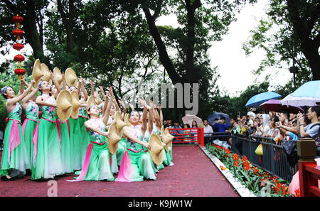 Suzhou, cinese della provincia di Jiangsu. 23 Sep, 2017. ballerini eseguono a un tempio fair in montagna huqiu punto panoramico a Suzhou, est cinese della provincia di Jiangsu, sept. 23, 2017. Credito: zhu guigen/xinhua/alamy live news Foto Stock