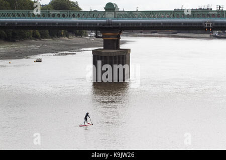 Putney Londra, Regno Unito. 23 Sep, 2017. Putney Canoa Club prendere parte in una racchetta gara di imbarco sul Fiume Tamigi in una calda giornata d'autunno.rematori remato 20 km da Putney a Westminster e indietro. Credito: amer ghazzal/Alamy Live News Foto Stock