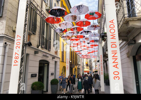 Milano, Italia - 23 settembre 2017: durante la settimana della moda milanese 2017 quartiere di Brera è decorato con centinaia di ombrelli galleggiante sopra la strada che celebra 30 anni di elle copre credito: federico rostagno/alamy live news Foto Stock