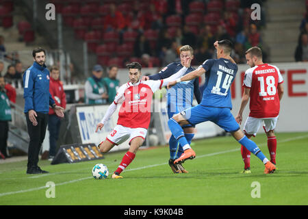 Mainz, Germania. Xx Settembre, 2017. hoffenheim di mark ulu (l) e Sandro wagner (2-r) si contendono la palla con hoffenheim per jean-philippe gbamin (r) e Daniel brosinski durante la Bundesliga tedesca partita di calcio tra FSV Mainz 05 e 1899 hoffenheim nell'opel arena a Mainz, Germania, 20 settembre 2017. Credito: thomas frey/dpa/alamy live news Foto Stock