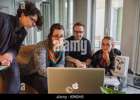 Bad Berneck, Germania. Xxii Sep, 2017. sabine, lena, Michael e susanne in una co-lo spazio di lavoro in Bad Berneck, Germania, 22 settembre 2017. Il concetto è di solito associato con hip zone del centro città ma è sempre più anche compiere incursioni al di fuori dei centri urbani - per esempio qui a Bad Berneck, una pittoresca cittadina termale nella campagna bavarese. Credito: nicolas armer/dpa/alamy live news Foto Stock