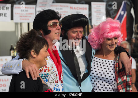 Porthcawl, Wales, Regno Unito. Sabato 23 settembre 2017. I visitatori del Porthcawl festival di Elvis, il più grande evento mondiale del suo genere e ora nel suo dodicesimo anno. Credito: Gruffydd Thomas/Alamy Live News Foto Stock