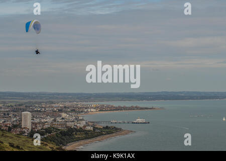 Eastbourne, East Sussex, UK..23 settembre 2017..i piloti Di Parapendio si riversano su Beachy Head sul South Downs come vento proveniente dal Sud fornisce condizioni di volo perfette. Foto Stock