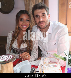 Javi (javier) martinez (FC Bayern Monaco di Baviera) mit linea freundn brum. fussball FC Bayern Monaco, traditioneller oktoberfestbesuch in der della kaefer schenke, am 23.09.2017 in muenchen/ Deutschland. | verwendung weltweit Foto Stock