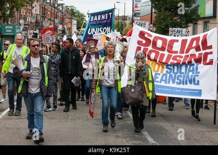 Londra, Regno Unito. 23 Sep, 2017. Gli attivisti per un migliore alloggiamento sociale fornitura marzo da sette sorelle a Finsbury park di haringey in segno di protesta contro il trasferimento da londra consigli del Consiglio tenute per gli imprenditori privati e in particolare le fasi di haringey consiglio per trasferire i beni e gli averi di developer lend lease per mezzo della haringey veicolo di sviluppo. Credito: mark kerrison/alamy live news Foto Stock