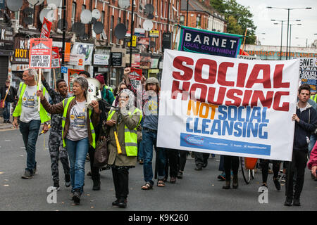 Londra, Regno Unito. 23 Sep, 2017. Gli attivisti per un migliore alloggiamento sociale fornitura marzo da sette sorelle a Finsbury Park di Haringey in segno di protesta contro il trasferimento da londra consigli del Consiglio tenute per gli imprenditori privati e in particolare le fasi di Haringey consiglio per trasferire i beni e gli averi di developer Lend Lease per mezzo della Haringey veicolo di sviluppo. Credito: Mark Kerrison/Alamy Live News Foto Stock