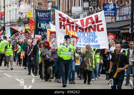 Londra, Regno Unito. 23 Sep, 2017. Gli attivisti per un migliore alloggiamento sociale fornitura marzo da sette sorelle a Finsbury Park di Haringey in segno di protesta contro il trasferimento da londra consigli del Consiglio tenute per gli imprenditori privati e in particolare le fasi di Haringey consiglio per trasferire i beni e gli averi di developer Lend Lease per mezzo della Haringey veicolo di sviluppo. Credito: Mark Kerrison/Alamy Live News Foto Stock