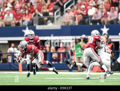 Arlington, TX, Stati Uniti d'America. 23 Sep, 2017. Arkansas Razorbacks defensive back Henre' Toliver (5)intercetta un passaggio durante la Southwest classico gioco di calcio tra Arkansas Razorbacks e Texas A&M Aggies di AT&T Stadium di Arlington, TX. Michael Dorn/CSM/Alamy Live News Foto Stock