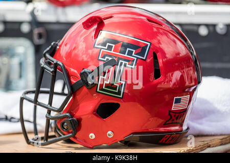 Houston, TX, Stati Uniti d'America. 23 Sep, 2017. Un Texas Tech Red Raiders casco si siede sul collaterale durante il secondo trimestre di un NCAA Football gioco tra il Texas Tech Red Raiders e l'Università di Houston Cougars a TDECU Stadium di Houston, TX. Trask Smith/CSM/Alamy Live News Foto Stock