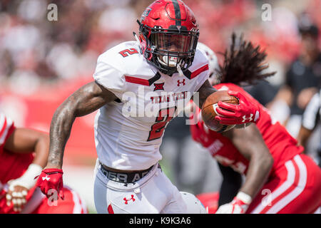 Houston, TX, Stati Uniti d'America. 23 Sep, 2017. Texas Tech Red Raiders wide receiver Keke Coutee (2) porta la palla durante il secondo trimestre di un NCAA Football gioco tra il Texas Tech Red Raiders e l'Università di Houston Cougars a TDECU Stadium di Houston, TX. Trask Smith/CSM/Alamy Live News Foto Stock