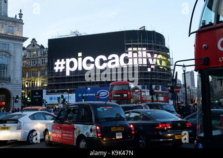 Piccadilly, UK. 23 Sep, 2017. Di sera presto la congestione del traffico a Piccadilly Circus a Londra come il lavoro continua sul famoso pannelli pubblicitari Credito: Keith Larby/Alamy Live News Foto Stock