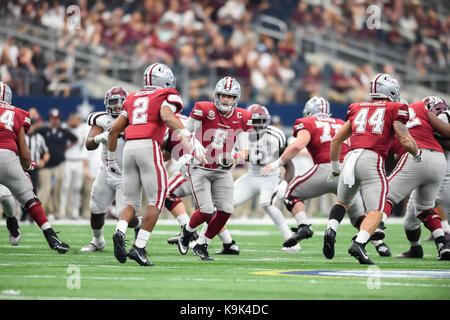 Arlington, TX, Stati Uniti d'America. 23 Sep, 2017. Arkansas Razorbacks quarterback Austin Allen (8)le mani la sfera off5 durante la Southwest classico gioco di calcio tra Arkansas Razorbacks e Texas A&M Aggies di AT&T Stadium di Arlington, TX. Michael Dorn/CSM/Alamy Live News Foto Stock