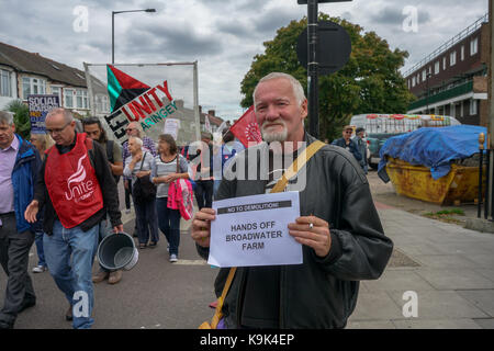 Harringay, Londra, Inghilterra, Regno Unito. 23 settembre 2017. Centinaia e marzo & lotta di protesta per l'alloggio sociale non pulizia sociale contro il consiglio esaurito sociale di £2 miliardi di HDV demolizione e potrebbe essere colpito migliaia di una famiglia potrebbe diventare homelessness senza alcun granato di rehousing dumbing loro alle Isole del canale senza famiglia o. amici supporta. Credito: Vedi le notizie dal vivo di li/Alamy Foto Stock