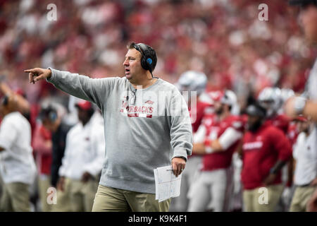 Arlington, TX, Stati Uniti d'America. 23 Sep, 2017. Arkansas Razorbacks coach il Bret Bielema sostiene una chiamata durante la Southwest classico gioco di calcio tra Arkansas Razorbacks e Texas A&M Aggies di AT&T Stadium di Arlington, TX. Michael Dorn/CSM/Alamy Live News Foto Stock