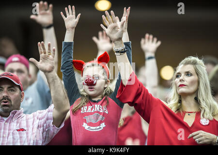 Arlington, TX, Stati Uniti d'America. 23 Sep, 2017. Giovani Arkansas Razorbacks fan celebra un touchdown durante la Southwest classico gioco di calcio tra Arkansas Razorbacks e Texas A&M Aggies di AT&T Stadium di Arlington, TX. Michael Dorn/CSM/Alamy Live News Foto Stock