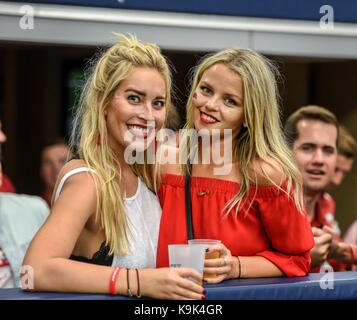 Arlington, TX, Stati Uniti d'America. 23 Sep, 2017. Arkansas Razorback tifosi durante la Southwest classico gioco di calcio tra Arkansas Razorbacks e Texas A&M Aggies di AT&T Stadium di Arlington, TX. Michael Dorn/CSM/Alamy Live News Foto Stock