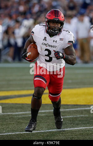 Annapolis, Maryland, Stati Uniti d'America. 23 Sep, 2017. Cincinnati Bearcats RB #3 Michael Warren II corre con la palla durante una NCAA Football gioco tra l'Accademia Navale degli Stati Uniti aspiranti guardiamarina e i Cincinnati Bearcats a Navy Marine Corp Stadium di Annapolis, Maryland. Justin Cooper/CSM/Alamy Live News Foto Stock