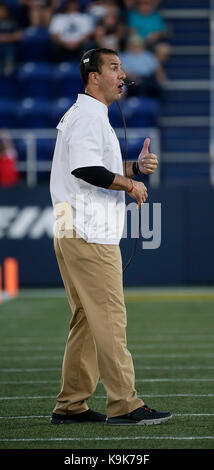 Annapolis, Maryland, Stati Uniti d'America. 23 Sep, 2017. Cincinnati Bearcats Head Coach Luca Fickell durante una NCAA Football gioco tra l'Accademia Navale degli Stati Uniti aspiranti guardiamarina e i Cincinnati Bearcats a Navy Marine Corp Stadium di Annapolis, Maryland. Justin Cooper/CSM/Alamy Live News Foto Stock