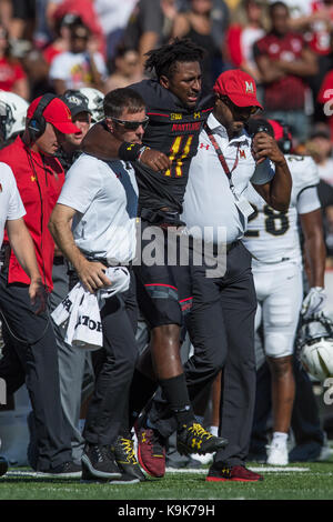 Annapolis, Maryland, Stati Uniti d'America. 23 Sep, 2017. Quarterback KASIM HILL (11) è aiutato fuori campo durante il gioco presso la capitale di un campo in Maryland Stadium, College Park, Maryland. Credito: Amy Sanderson/ZUMA filo/Alamy Live News Foto Stock