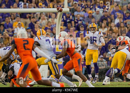 Baton Rouge, LA, Stati Uniti d'America. 23 Sep, 2017. La LSU Tigers quarterback Danny Etling (16) passa la palla durante il gioco tra il Tigri della LSU e il Syracuse Orange a Tiger Stadium di Baton Rouge, LA. Stephen Lew/CSM/Alamy Live News Foto Stock