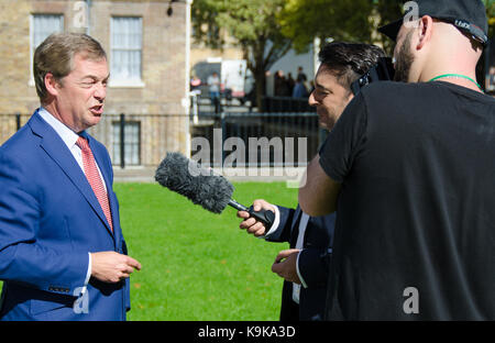 Nigel Farage, UKIP MEP e ex leader del partito. intervistata su College Green, Westminster, Sep 2017 Foto Stock